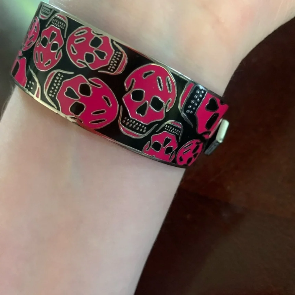 Alexander McQueen Black and Pink Skull Bangle - Picture 3 of 4